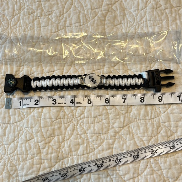 Chicago White SOX ⚾️ Braided Bracelet with Working Compass. New in package! - Picture 6 of 7